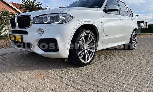 Oofamaa BMW X5 M White Makiinaa iti Gazi keessatti Coast keessatti