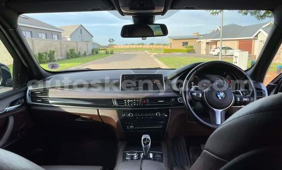 Nunua Ilio tumika BMW X5 M Nyeupe Gari ndani ya Gazi nchini Pwani Nunua Ilio tumika BMW X5 M Nyeupe Gari ndani ya Gazi nchini Pwani