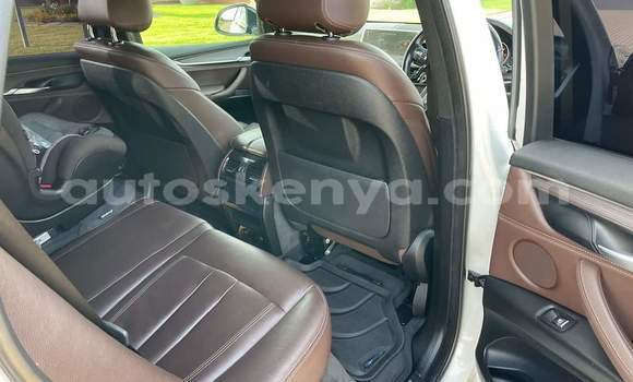 Nunua Ilio tumika BMW X5 M Nyeupe Gari ndani ya Gazi nchini Pwani Nunua Ilio tumika BMW X5 M Nyeupe Gari ndani ya Gazi nchini Pwani