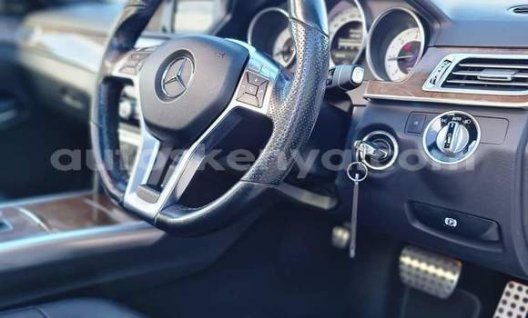 Nunua Ilio tumika Mercedes‒Benz E–Class Nyeupe Gari ndani ya Nairobi nchini Nairobi Nunua Ilio tumika Mercedes‒Benz E–Class Nyeupe Gari ndani ya Nairobi nchini Nairobi