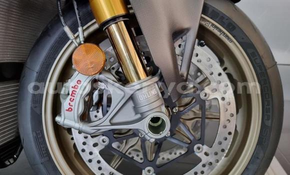 Nunua Mpya Ducati Panigale Nyekundu Bike ndani ya Kandara nchini Nairobi Nunua Mpya Ducati Panigale Nyekundu Bike ndani ya Kandara nchini Nairobi