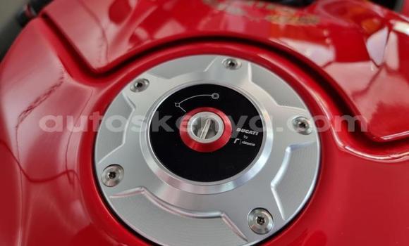 Nunua Mpya Ducati Panigale Nyekundu Bike ndani ya Kandara nchini Nairobi Nunua Mpya Ducati Panigale Nyekundu Bike ndani ya Kandara nchini Nairobi
