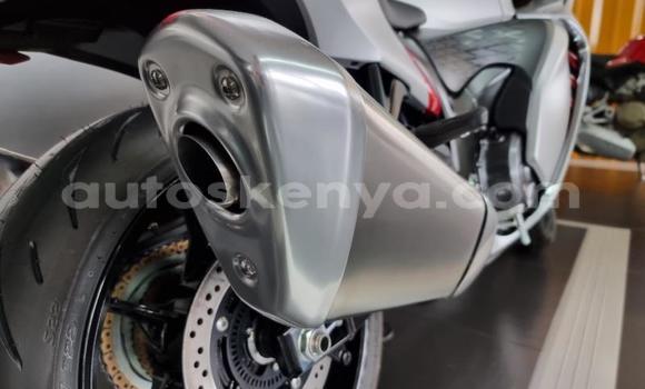 Nunua Ilio tumika Suzuki HAYABUSA Fedha Bike ndani ya Nairobi nchini Nairobi Nunua Ilio tumika Suzuki HAYABUSA Fedha Bike ndani ya Nairobi nchini Nairobi