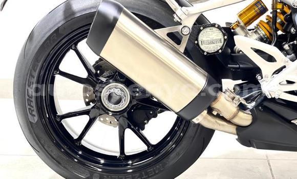 Nunua Ilio tumika Triumph Speed Triple Nyeusi Bike ndani ya Nairobi nchini Nairobi Nunua Ilio tumika Triumph Speed Triple Nyeusi Bike ndani ya Nairobi nchini Nairobi