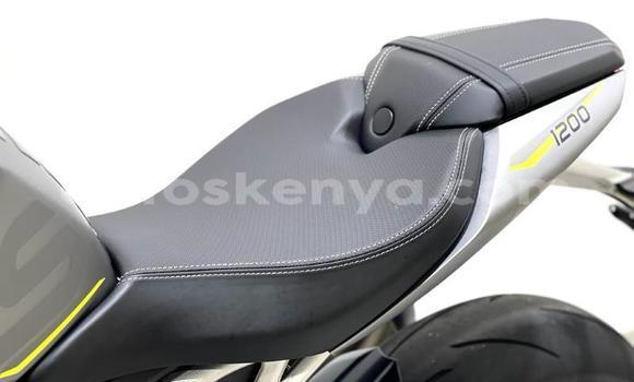 Nunua Ilio tumika Triumph Speed Triple Nyeusi Bike ndani ya Nairobi nchini Nairobi Nunua Ilio tumika Triumph Speed Triple Nyeusi Bike ndani ya Nairobi nchini Nairobi