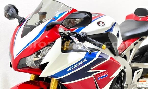 Nunua Ilio tumika Honda CBR 1000 RR Nyingine Bike ndani ya Mombasa nchini Kenya ya Pwani Nunua Ilio tumika Honda CBR 1000 RR Nyingine Bike ndani ya Mombasa nchini Kenya ya Pwani