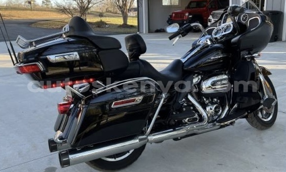 Oofamaa Harley Davidson Road Glide Black Doqdoqqee iti Gilgil keessatti Central keessatti