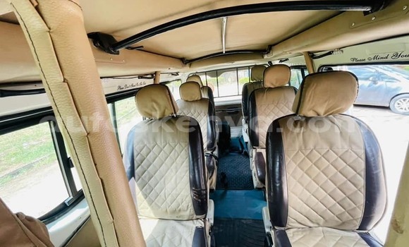 Oofamaa Toyota Hiace White Makiinaa iti Nairobi keessatti Nairobi keessatti Oofamaa Toyota Hiace White Makiinaa iti Nairobi keessatti Nairobi keessatti