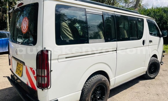 Oofamaa Toyota Hiace White Makiinaa iti Nairobi keessatti Nairobi keessatti Oofamaa Toyota Hiace White Makiinaa iti Nairobi keessatti Nairobi keessatti