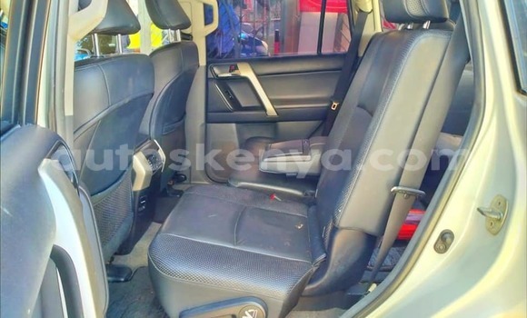 Oofamaa Toyota Land Cruiser Prado White Makiinaa iti Nairobi keessatti Nairobi keessatti Oofamaa Toyota Land Cruiser Prado White Makiinaa iti Nairobi keessatti Nairobi keessatti