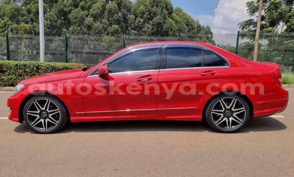 Oofamaa Mercedes‒Benz C–Class Red Makiinaa iti Kiambu keessatti Central Kenya keessatti