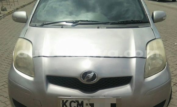 Oofamaa Toyota Vitz Silver Makiinaa iti Nairobi keessatti Nairobi keessatti