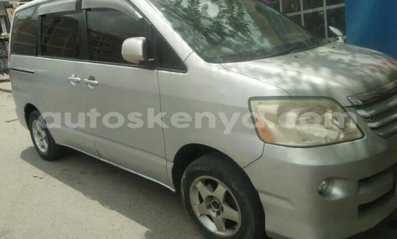 Oofamaa Toyota Noah Silver Makiinaa iti Nairobi keessatti Nairobi keessatti