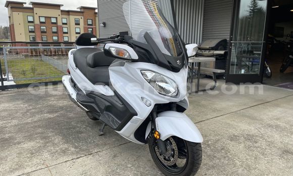 Oofamaa Suzuki Burgman White Doqdoqqee iti Kajiado keessatti Nairobi keessatti