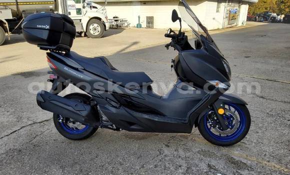 Oofamaa Suzuki Burgman Black Doqdoqqee iti Kandara keessatti Nairobi keessatti