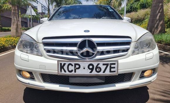 Oofamaa Mercedes‒Benz C–Class White Makiinaa iti Nairobi keessatti Nairobi keessatti