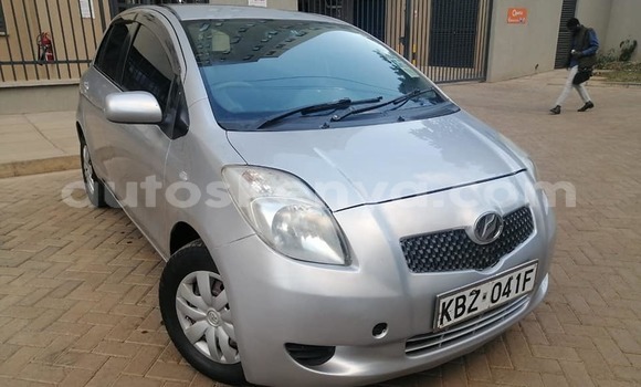 Oofamaa Toyota Vitz Silver Makiinaa iti Nairobi keessatti Nairobi keessatti