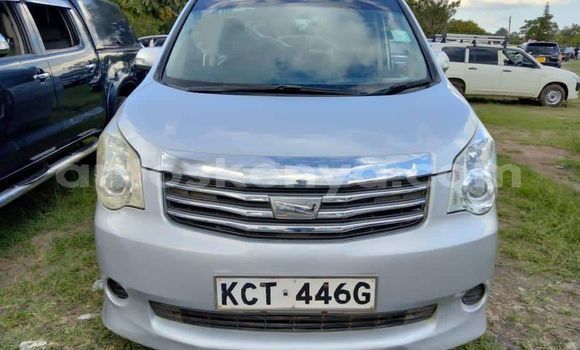 Oofamaa Toyota Noah Silver Makiinaa iti Nairobi keessatti Nairobi keessatti