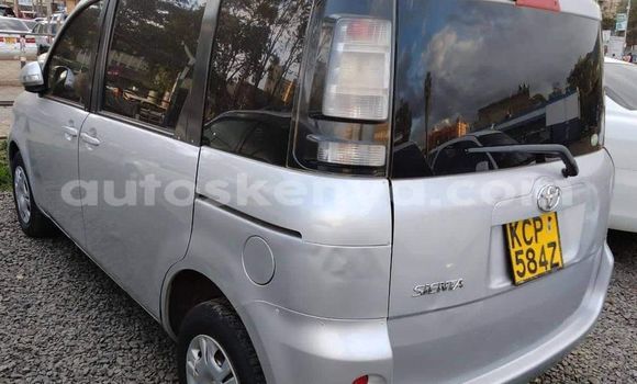 Oofamaa Toyota Sienta Silver Makiinaa iti Nairobi keessatti Nairobi keessatti