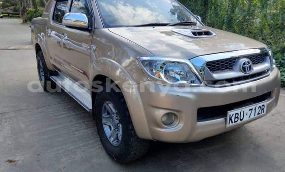 Oofamaa Toyota Hilux Silver Makiinaa iti Nairobi keessatti Nairobi keessatti
