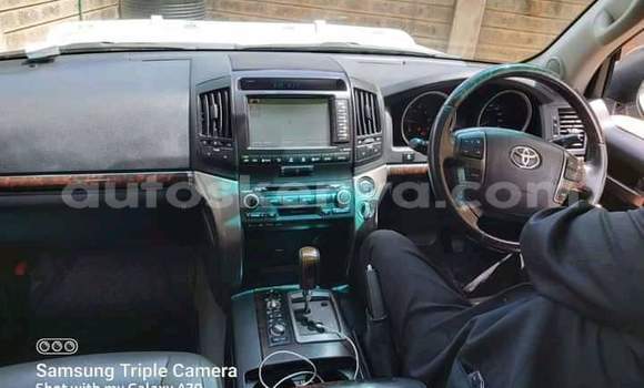 Oofamaa Toyota Land Cruiser White Makiinaa iti Nairobi keessatti Nairobi keessatti Oofamaa Toyota Land Cruiser White Makiinaa iti Nairobi keessatti Nairobi keessatti