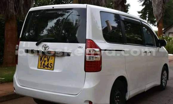 Nunua Ilio tumika Toyota Noah Nyeupe Gari ndani ya Nairobi nchini Nairobi