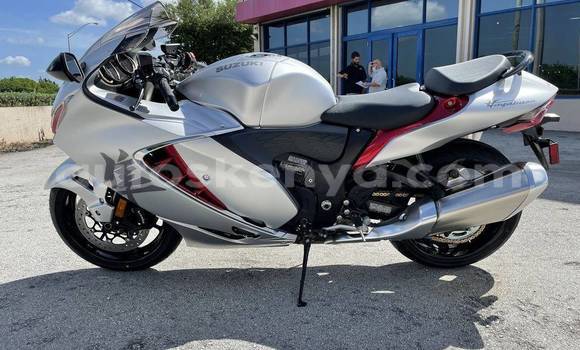 Haaraa Suzuki HAYABUSA Silver Doqdoqqee iti Bura keessatti Northeast Kenya keessatti