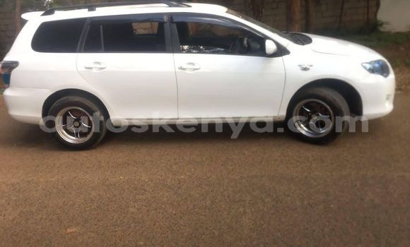 Oofamaa Toyota Fielder White Makiinaa iti Nairobi keessatti Nairobi keessatti