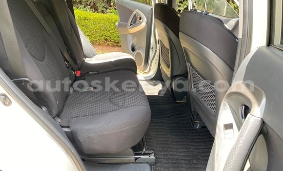 Oofamaa Toyota Vanguard White Makiinaa iti Nairobi keessatti Nairobi keessatti Oofamaa Toyota Vanguard White Makiinaa iti Nairobi keessatti Nairobi keessatti