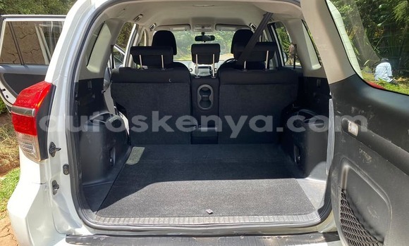 Oofamaa Toyota Vanguard White Makiinaa iti Nairobi keessatti Nairobi keessatti Oofamaa Toyota Vanguard White Makiinaa iti Nairobi keessatti Nairobi keessatti