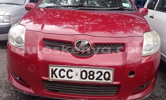 Oofamaa Toyota Auris Red Makiinaa iti Nairobi keessatti Nairobi keessatti