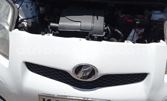 Oofamaa Toyota Vitz White Makiinaa iti Nairobi keessatti Nairobi keessatti Oofamaa Toyota Vitz White Makiinaa iti Nairobi keessatti Nairobi keessatti