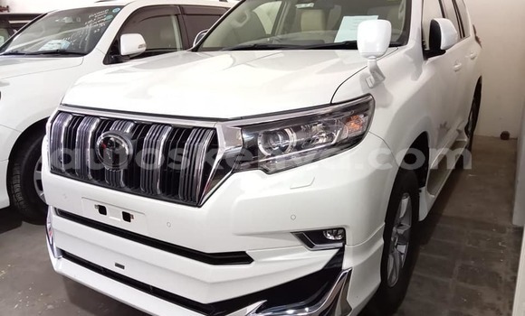 Oofamaa Toyota Land Cruiser Prado White Makiinaa iti Mombasa keessatti Coastal Kenya keessatti
