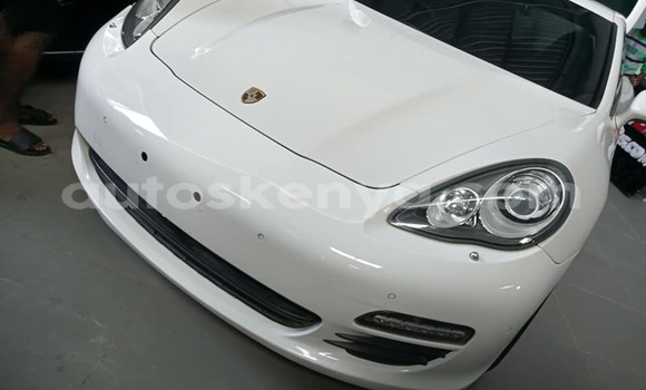 Oofamaa Porsche Panamera White Makiinaa iti Mombasa keessatti Coastal Kenya keessatti