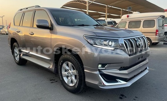Oofamaa Toyota Land Cruiser Prado Silver Makiinaa iti Mombasa keessatti Coastal Kenya keessatti