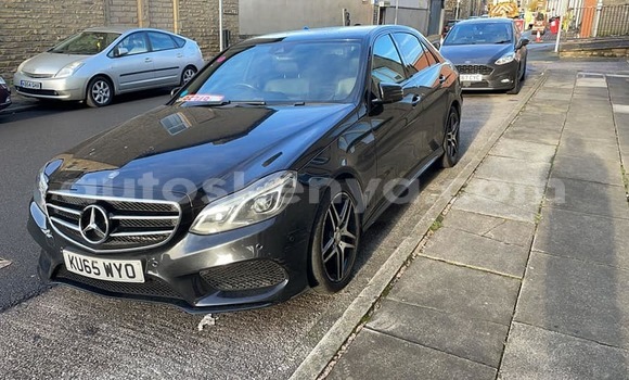 Nunua Ilio tumika Mercedes‒Benz E–Class Nyeusi Gari ndani ya Mombasa nchini Kenya ya Pwani