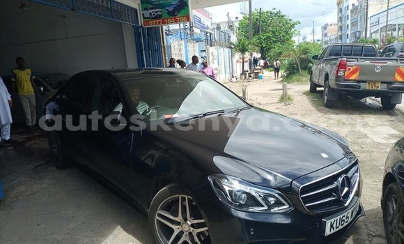 Nunua Ilio tumika Mercedes‒Benz E–Class Nyeusi Gari ndani ya Mombasa nchini Kenya ya Pwani Nunua Ilio tumika Mercedes‒Benz E–Class Nyeusi Gari ndani ya Mombasa nchini Kenya ya Pwani