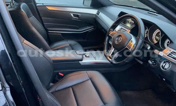 Nunua Ilio tumika Mercedes‒Benz E–Class Nyeusi Gari ndani ya Mombasa nchini Kenya ya Pwani Nunua Ilio tumika Mercedes‒Benz E–Class Nyeusi Gari ndani ya Mombasa nchini Kenya ya Pwani