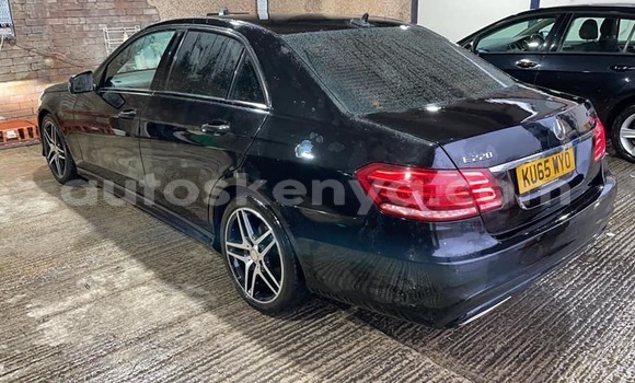Nunua Ilio tumika Mercedes‒Benz E–Class Nyeusi Gari ndani ya Mombasa nchini Kenya ya Pwani Nunua Ilio tumika Mercedes‒Benz E–Class Nyeusi Gari ndani ya Mombasa nchini Kenya ya Pwani