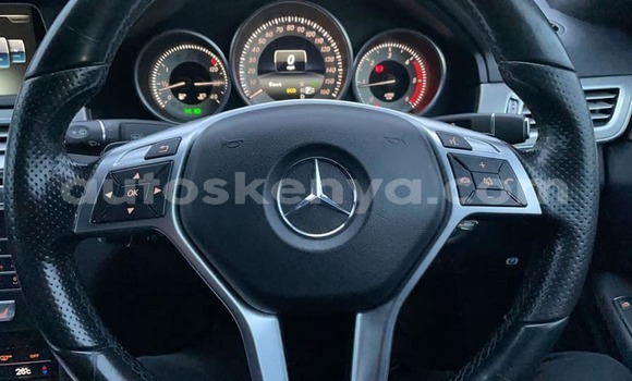 Nunua Ilio tumika Mercedes‒Benz E–Class Nyeusi Gari ndani ya Mombasa nchini Kenya ya Pwani Nunua Ilio tumika Mercedes‒Benz E–Class Nyeusi Gari ndani ya Mombasa nchini Kenya ya Pwani
