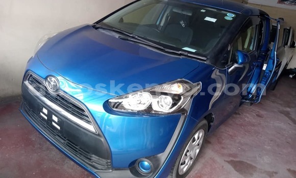Oofamaa Toyota Sienta Blue Makiinaa iti Mombasa keessatti Coastal Kenya keessatti