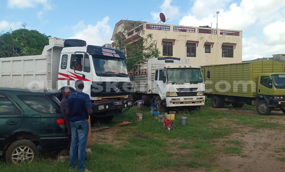 Oofamaa Mercedes Viano White Makiinaa iti Kilifi keessatti Coastal Kenya keessatti