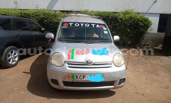 Oofamaa Toyota Sienta Silver Makiinaa iti Nyeri keessatti Central Kenya keessatti
