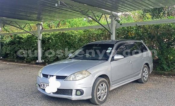 Oofamaa Nissan Wingroad Silver Makiinaa iti Nyeri keessatti Central Kenya keessatti