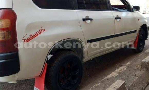 Oofamaa Toyota Succeed White Makiinaa iti Nyeri keessatti Central Kenya keessatti