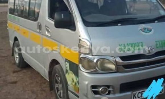 Oofamaa Toyota Hiace Silver Makiinaa iti Nyeri keessatti Central Kenya keessatti