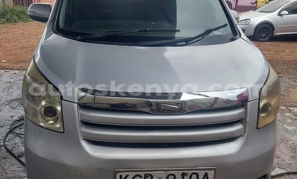 Oofamaa Toyota Noah Silver Makiinaa iti Kiambu keessatti Central Kenya keessatti