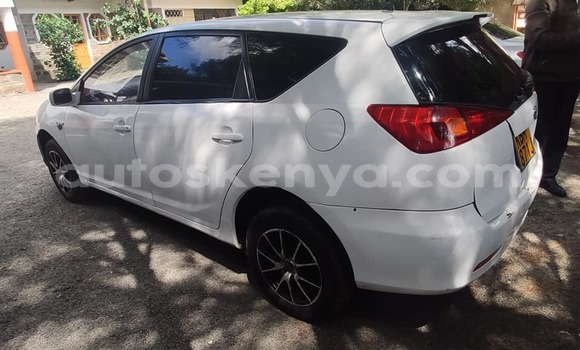 Oofamaa Toyota Caldina White Makiinaa iti Kiambu keessatti Central Kenya keessatti
