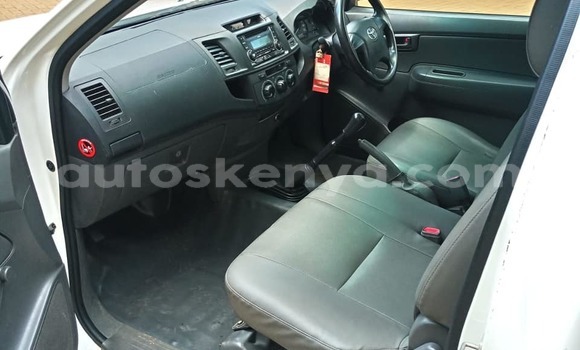 Nunua Ilio tumika Toyota Hilux Nyeupe Gari ndani ya Kiambu nchini Kati Kenya Nunua Ilio tumika Toyota Hilux Nyeupe Gari ndani ya Kiambu nchini Kati Kenya