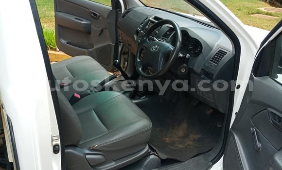 Nunua Ilio tumika Toyota Hilux Nyeupe Gari ndani ya Kiambu nchini Kati Kenya Nunua Ilio tumika Toyota Hilux Nyeupe Gari ndani ya Kiambu nchini Kati Kenya